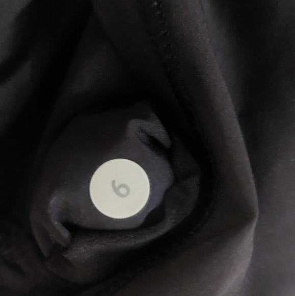 LULULEMON HOT TO STREET SHORTS Size 6 - Picture 10 of 14